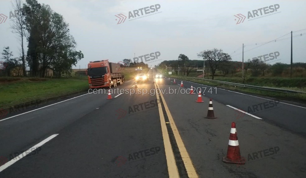 Tombamento de carreta interdita faixa da SP-294 em Parapuã (SP) — Foto: Artesp/Divulgação