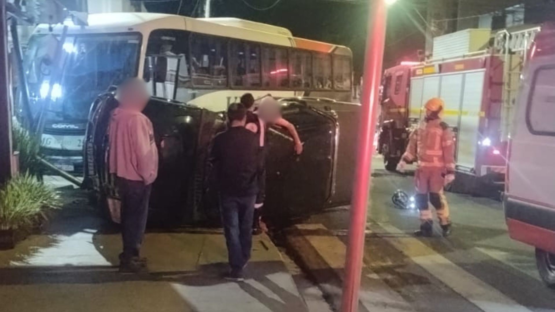 VÍDEO: Batida entre ônibus e caminhonete tomba veículo e derruba semáforo e câmera no Centro de Araxá