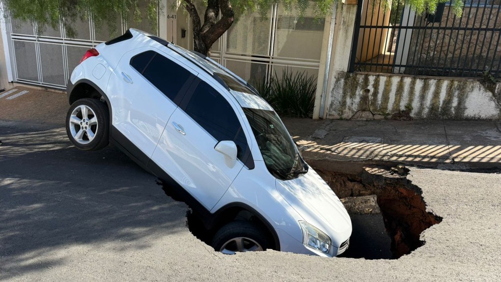 Asfalto cede e engole carro dois dias após afundamento na mesma rua em Bauru (SP) — Foto: Gabriel Pelosi/TV Tem
