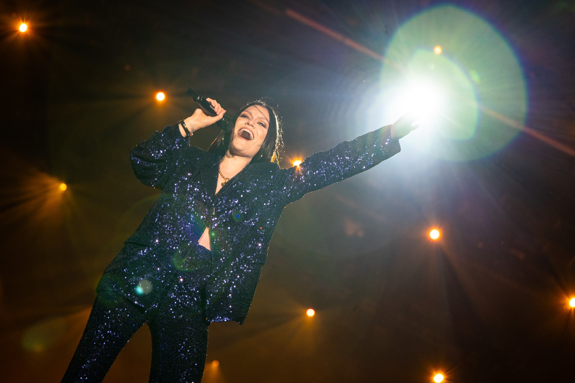 Jessie J faz show acústico com potência vocal no The Town, após se recuperar de câncer