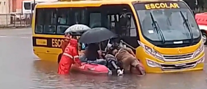 Estudantes ficam ilhados dentro de ônibus e são resgatados de barco pelos bombeiros após chuvas em João Pessoa; VÍDEO