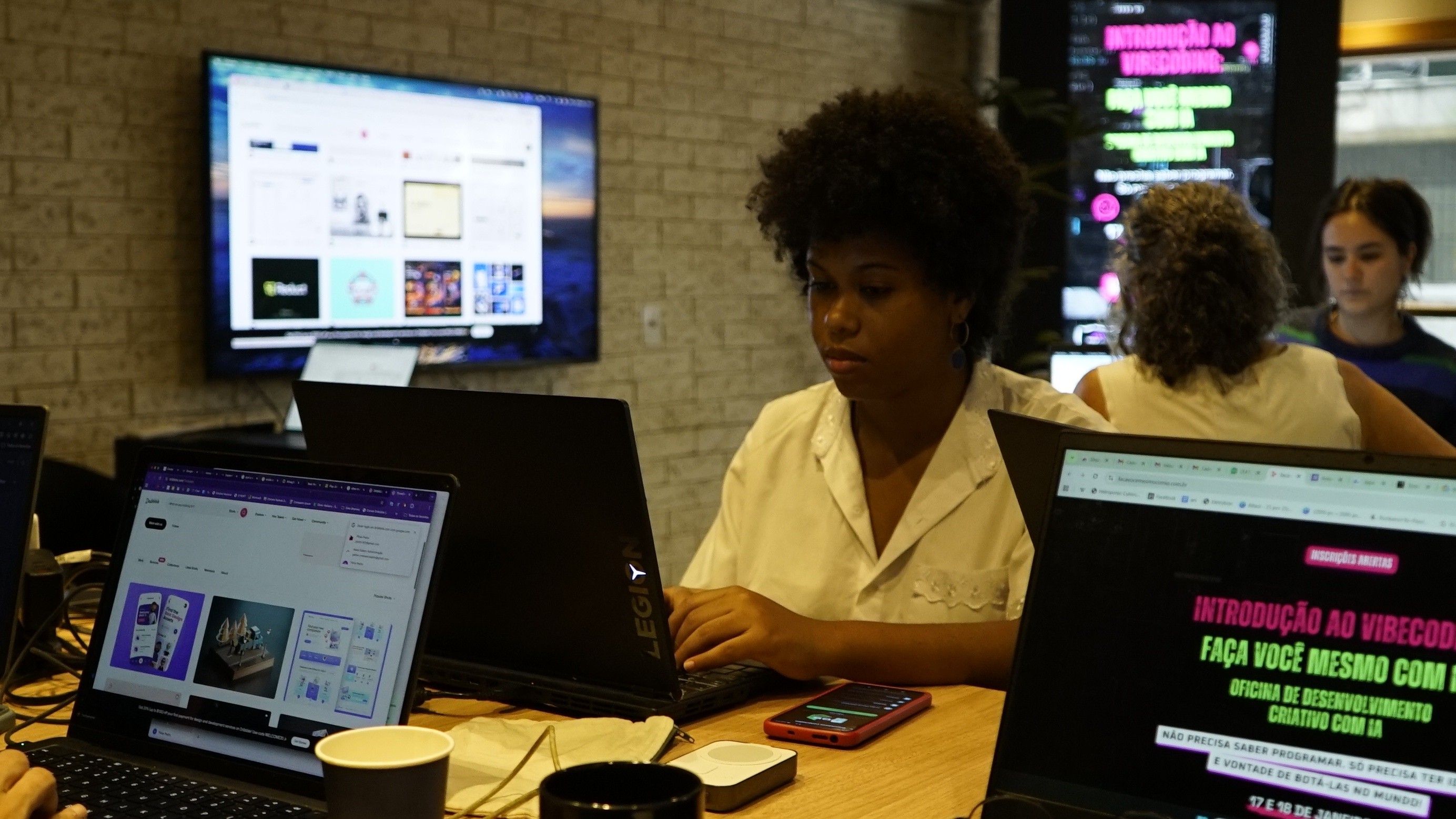 Escola de arte e tecnologia abre no Centro do Rio com cursos gratuitos focados em IA