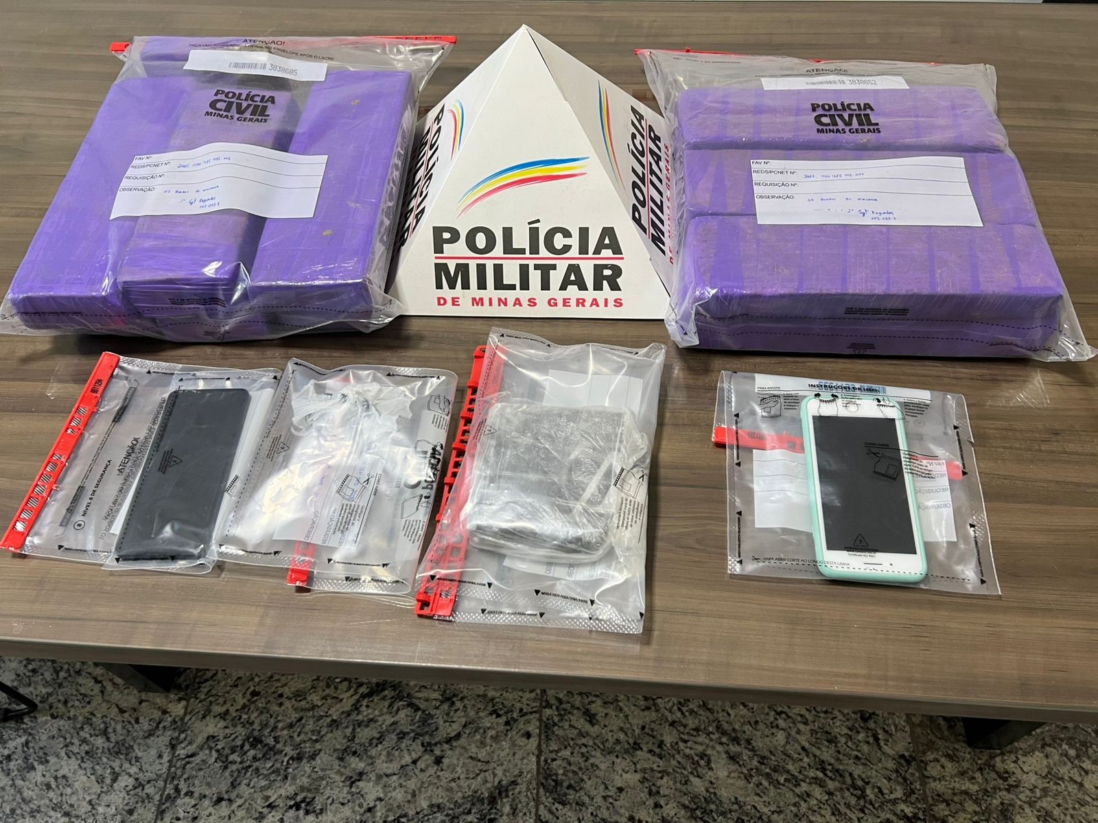 Duas mulheres são presas com 13 barras de maconha e cocaína em Conselheiro Pena