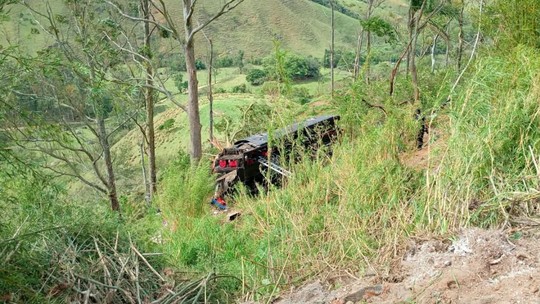 Ônibus cai em ribanceira e deixa 6 mortos em Cruzeiro (SP)