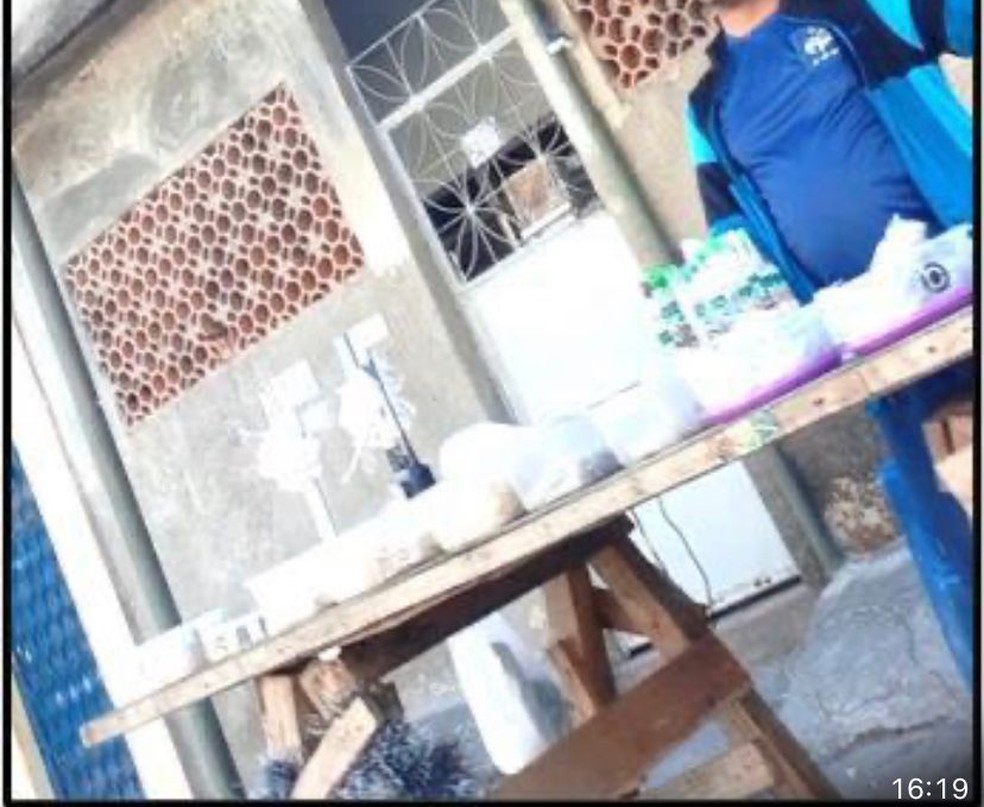 Homem vende drogas em barraca no interior da Vila do João, uma das comunidades do Complexo da Maré — Foto: Reprodução