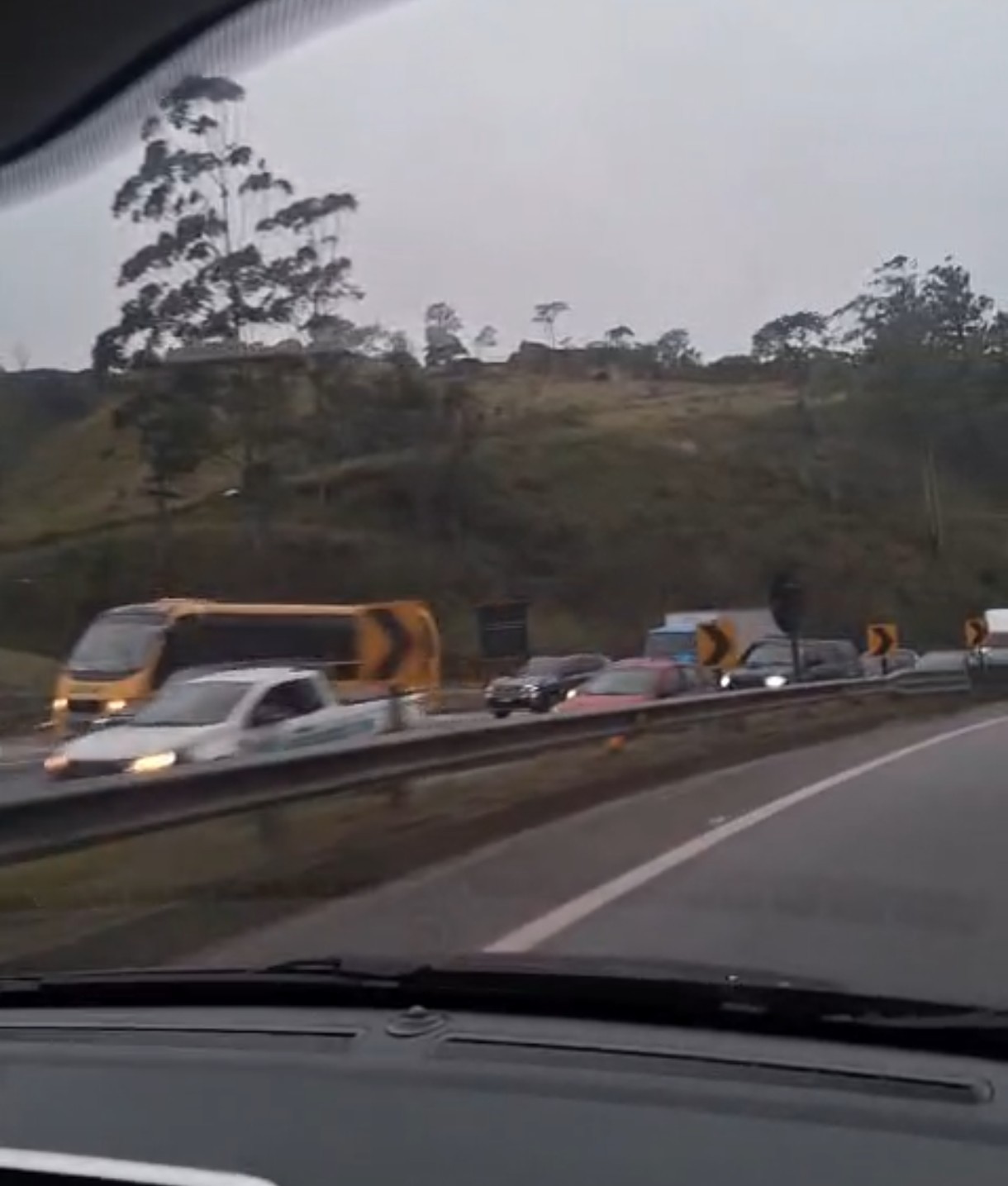 Batida entre dois carros complica trânsito na rodovia Mogi-Dutra
