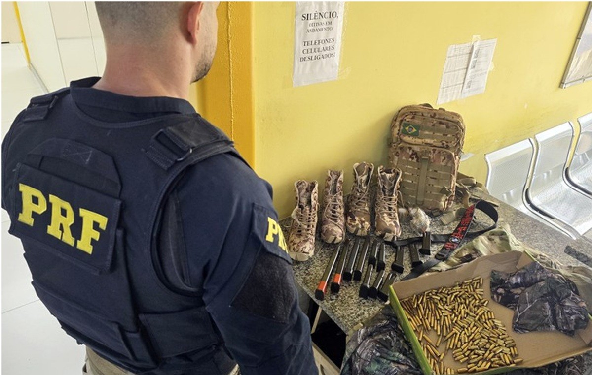 PRF prende dois suspeitos do Comando Vermelho com armas e munições em Teresópolis
