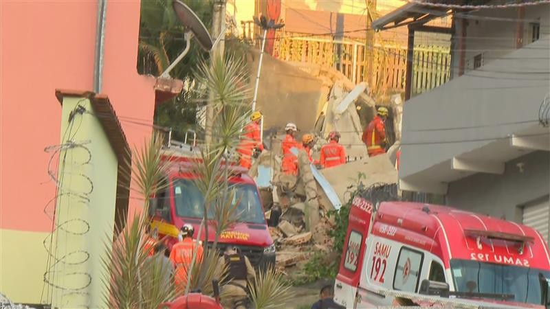 Bombeiros resgatam mais um idoso com vida após desabamento de lar de longa permanência em BH; VÍDEO