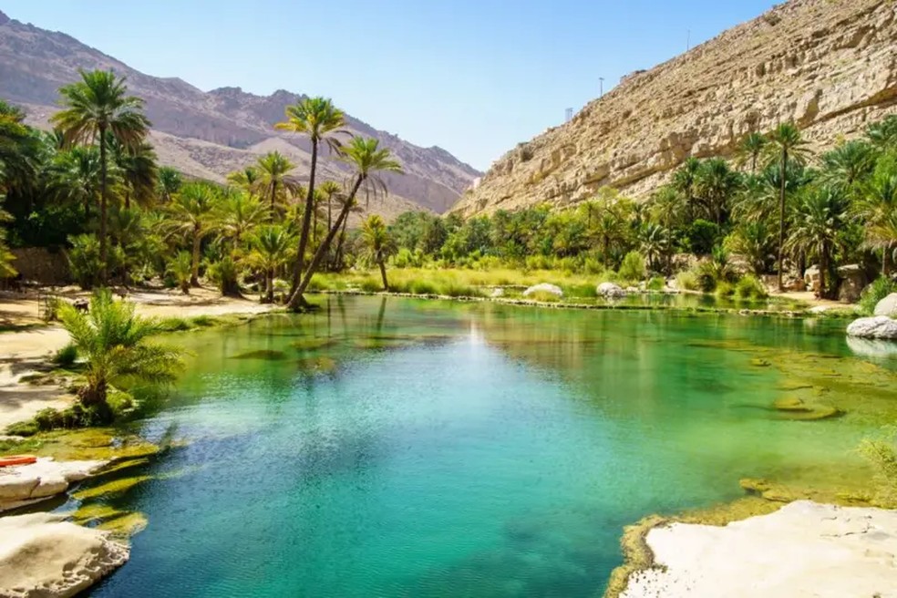 De água cristalina e azul-turquesa, o oásis Wadi Bani Khalid tem vegetação no meio do deserto — Foto: Getty Images via BBC
