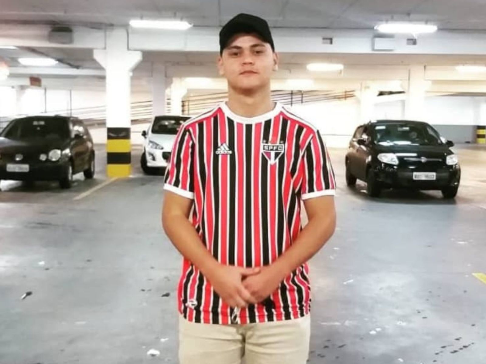 Motociclista que bateu em carro estacionado está intubado na UTI: 'Pedir a Deus para ele ficar bom'