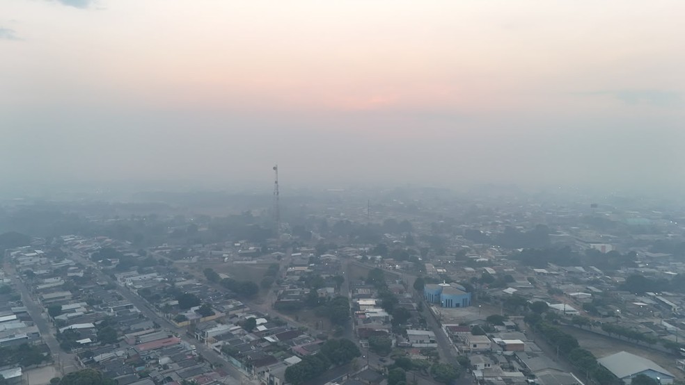 Fumaça encobre a cidade de Itacoatiara, no interior do Amazonas — Foto: Liam Cavalcante/Rede Amazônica