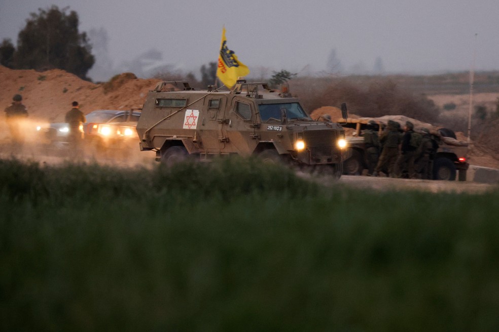 Ambulância militar é fotografada na região de fronteira entre Israel e Gaza, em 22 de janeiro de 2024 — Foto: REUTERS/Amir Cohen