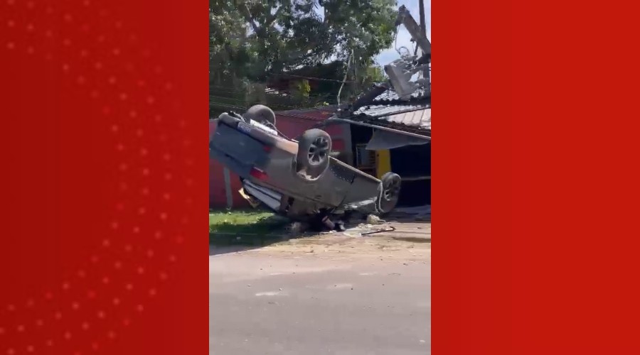 VÍDEO: Caminhonete derruba poste e danifica casas em estrada no Tarumã