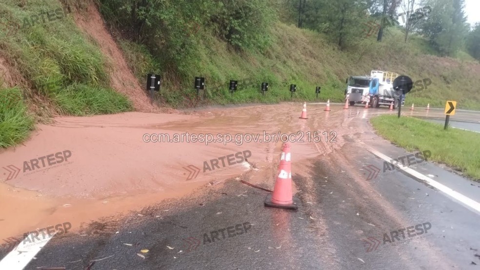 1 de 3
Em Gar&ccedil;a as fortes chuvas causaram um deslizamento de talude em um trecho de acesso &agrave; Rodovia Comandante Jo&atilde;o Ribeiro de Barros (SP-294), no km 0 da SPD 418/294. &mdash; Foto: CCO da Concession&aacute;ria EIXO SP/Divulga&ccedil;&atilde;o
