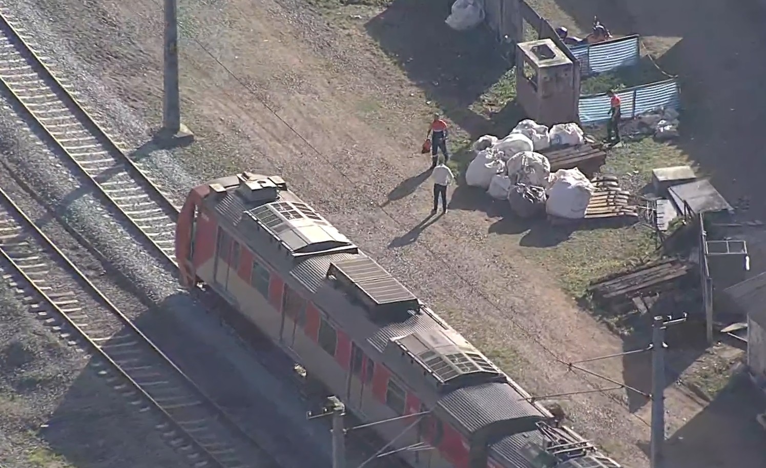 Passageiros caminham por trilhos energizados da Linha 12-Safira após falha; trem recolheu grupos ao longo da via