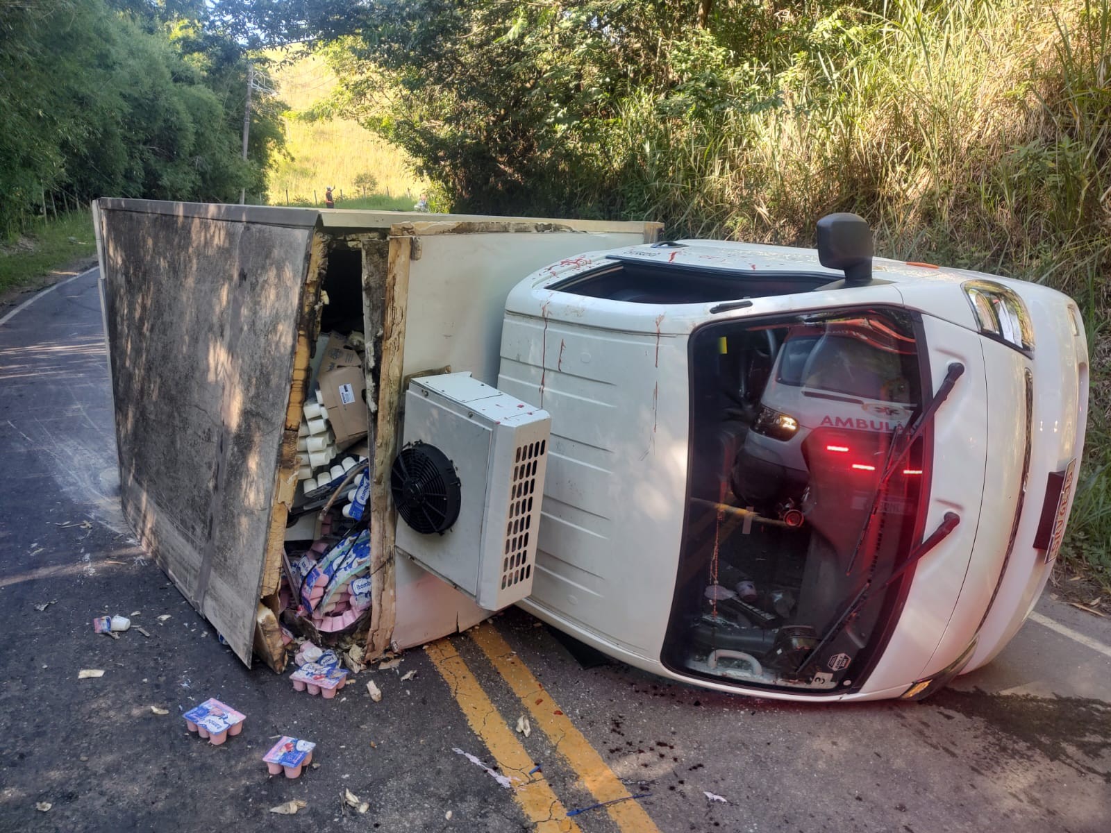 Caminhão tomba e deixa duas pessoas feridas em Pinheiral