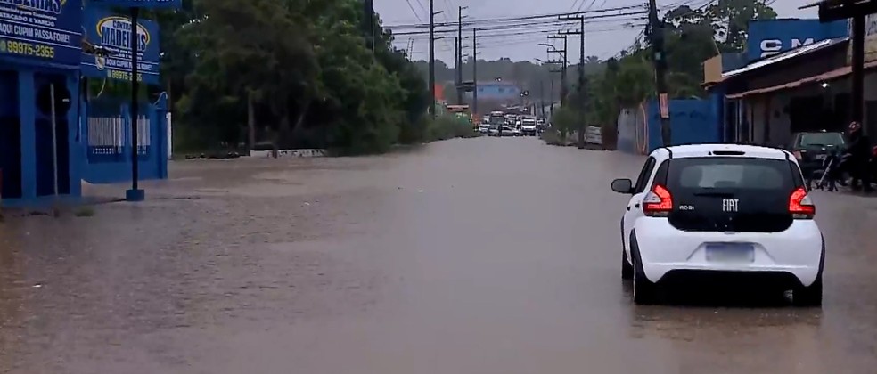 Chuva em São Luís provocou alagamento em vários pontos da ilha, incluindo a Estrada da Maioba — Foto: Reprodução/TV Mirante