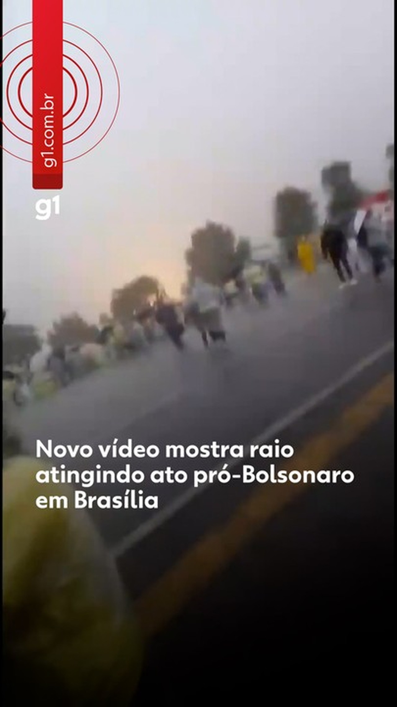 Novo VÍDEO mostra momento em que raio atinge concentração de ato pró-Bolsonaro em Brasília