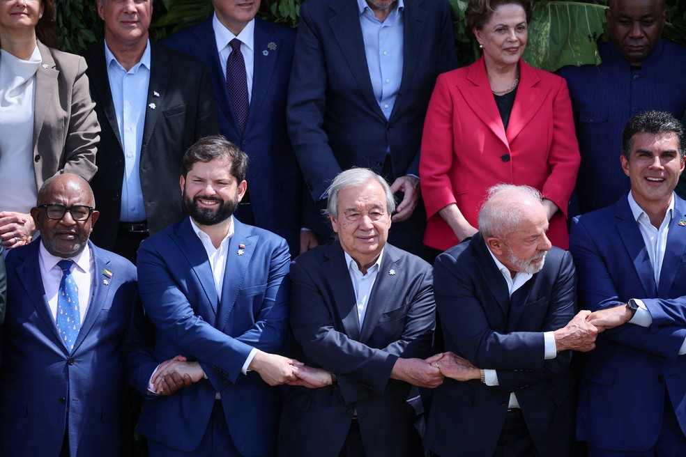 Líderes dão as mãos em foto de família na Cúpula dos Líderes, em Belém. — Foto: REUTERS/Adriano Machado