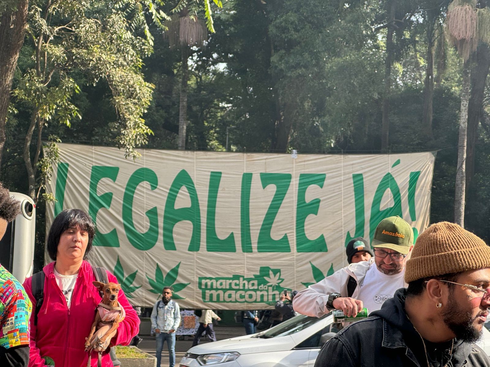 Manifestantes ocupam a Avenida Paulista neste sábado durante a 17ª Marcha da Maconha  