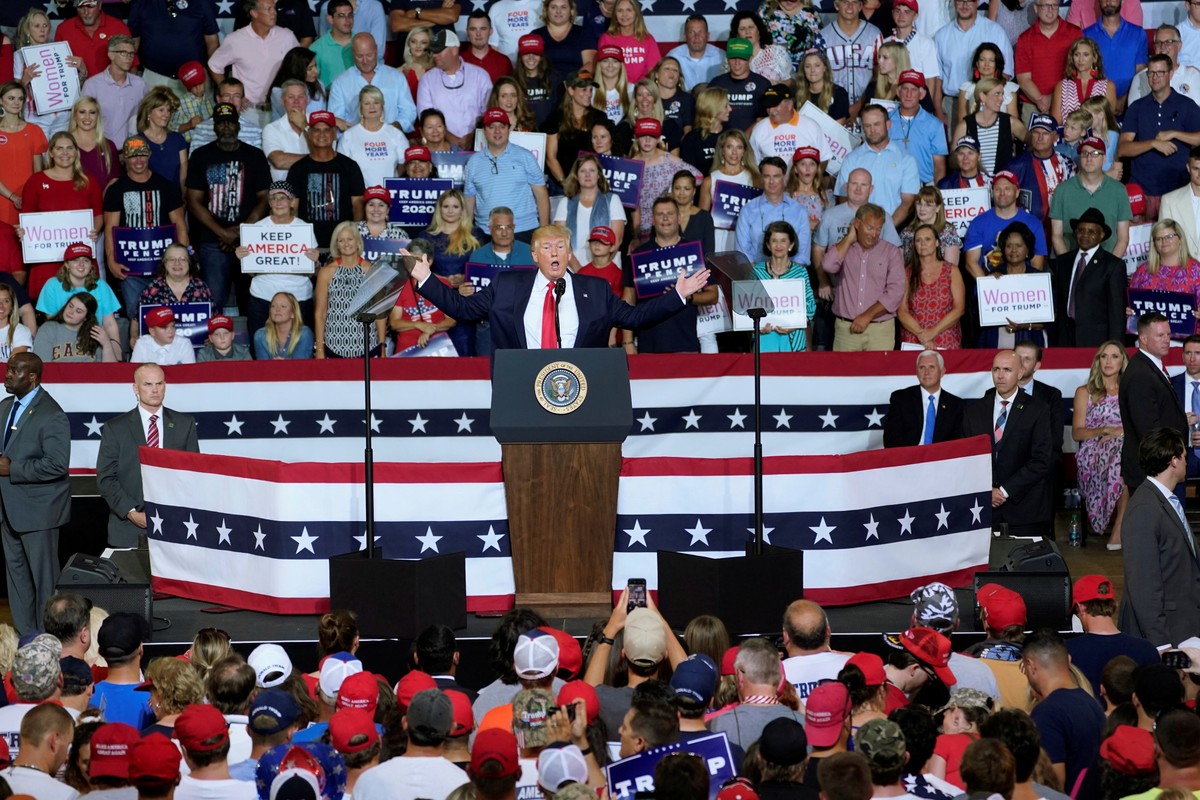 Em Comício Donald Trump Critica Deputada Nascida Na Somália E Apoiadores Gritam Mande A De 