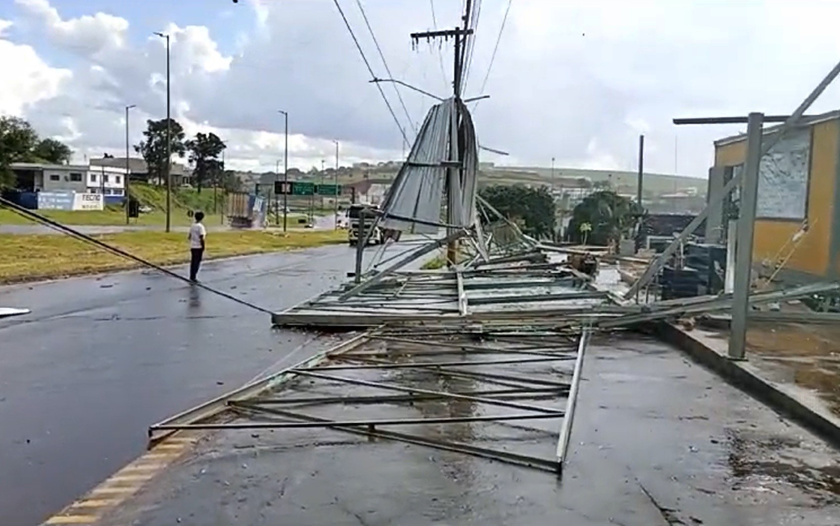 Vendaval derruba estrutura metálica de comércio sobre a BR-459, em Pouso Alegre, MG