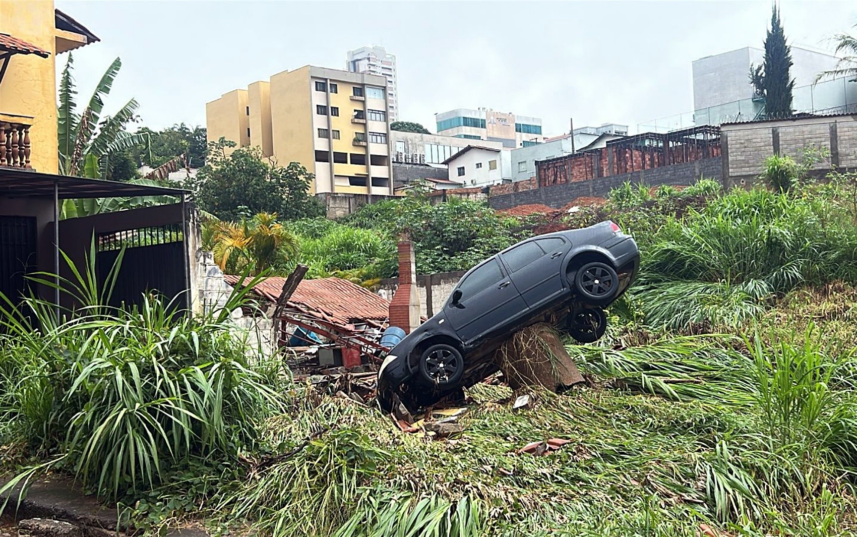 Prefeitura de Varginha decreta situação de emergência após chuva deixar famílias desalojadas e desabrigadas