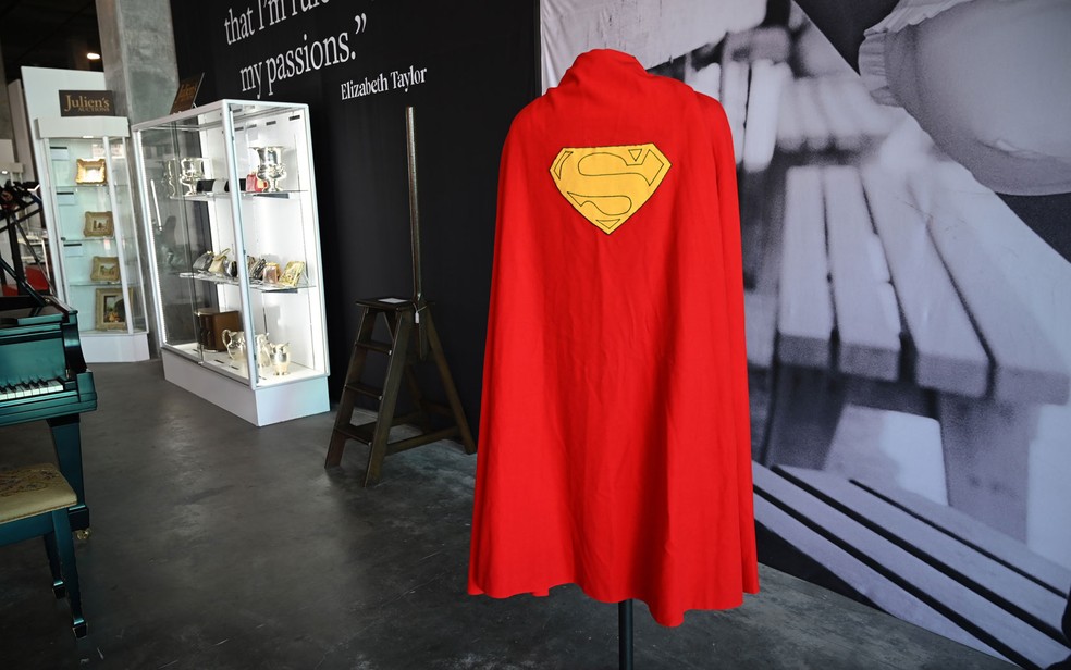 Capa usada no primeiro filme do Superman é leiloada por quase US