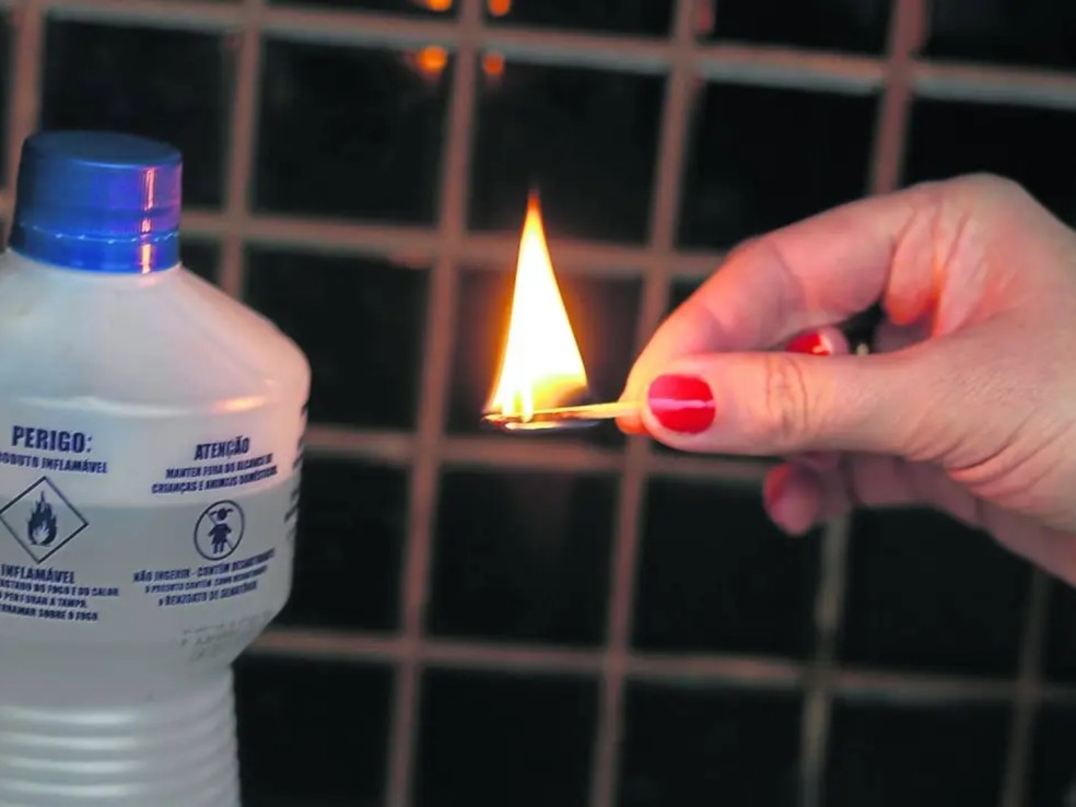 Corpo de Bombeiros orienta evitar o uso de álcool, gasolina ou qualquer outro líquido inflamável para iniciar chamas — Foto: Fernando Lopes/iStock