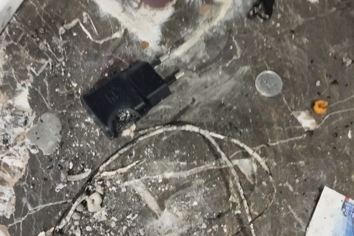 VÍDEO: carregador de celular na tomada causa incêndio em residência em MS