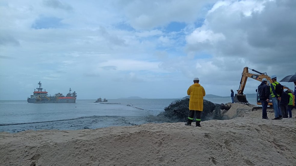 Florianópolis começa alargamento de 3º praia; novo engordamento é o maior da cidade — Foto: André Lux/NSC TV