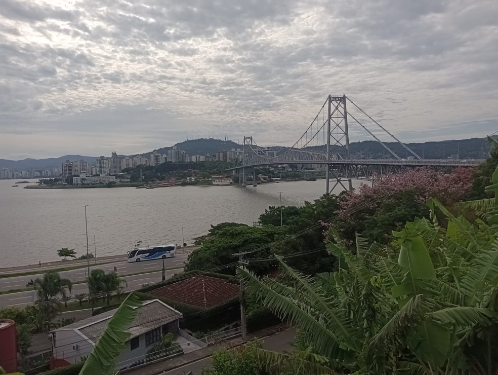 Tempo nublado no céu sobre a Ponte Hercílio Luz, em Florianópolis — Foto: Graça Caldas/Arquivo pessoal