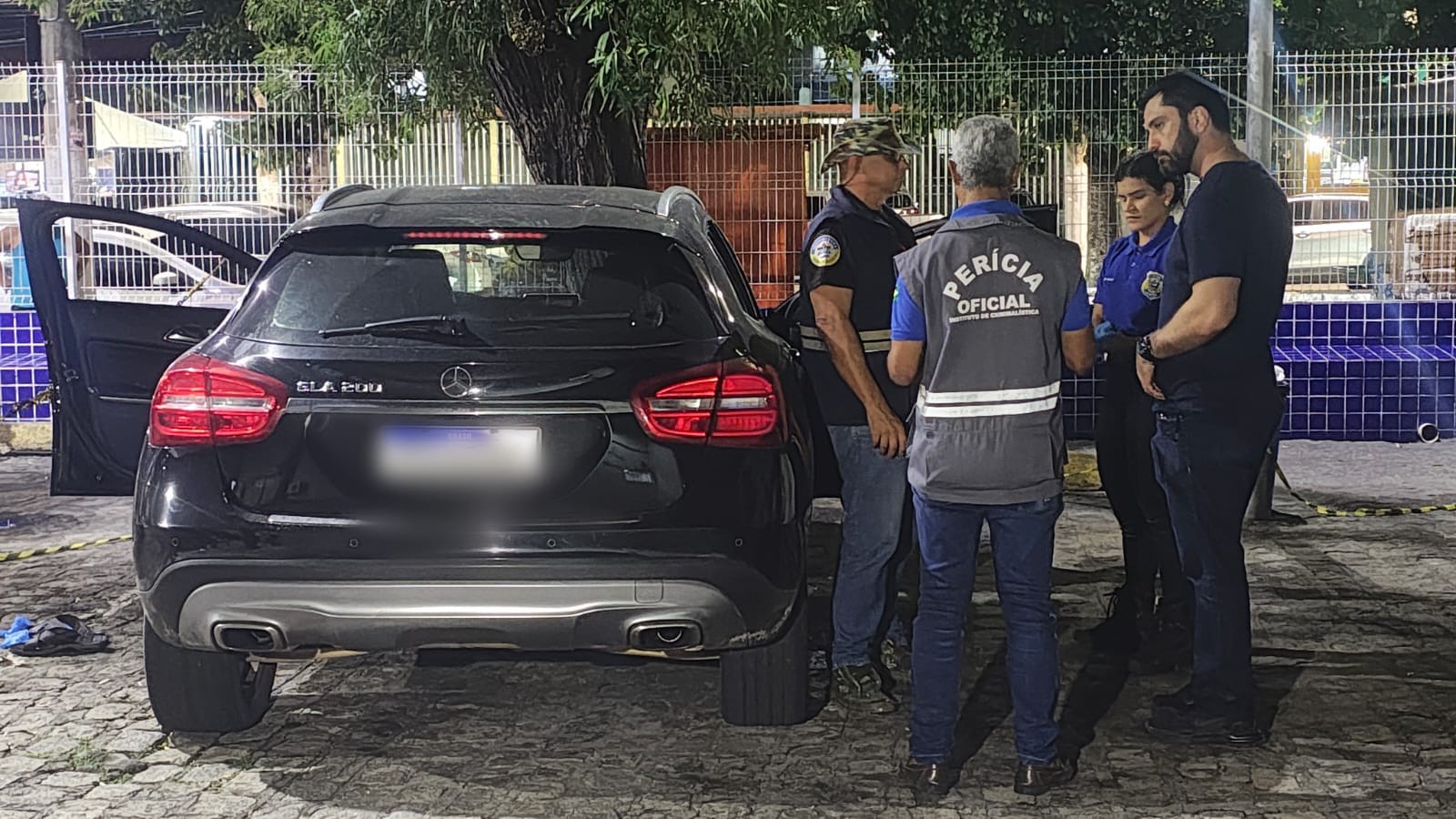 Mercedes-Benz de vítima de atentado a tiros na Ponta Verde, em Maceió, passa por perícia