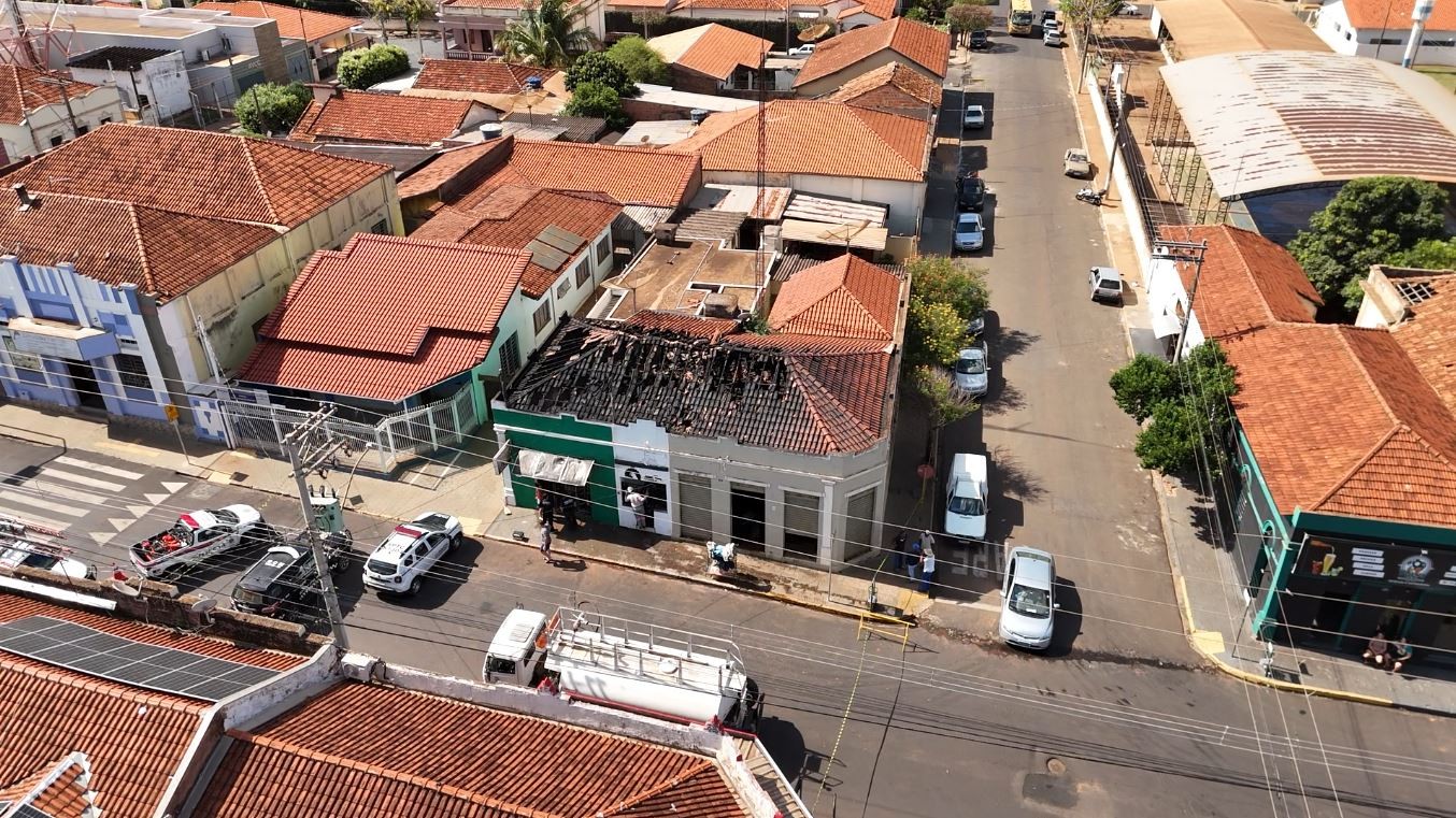 Incêndio de grandes proporções atinge comércios em Taiúva, SP