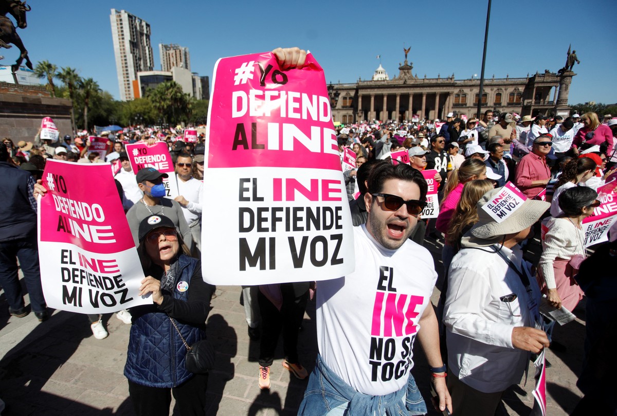 Decenas de miles protestan en México contra la reforma electoral de López Obrador |  Mundo