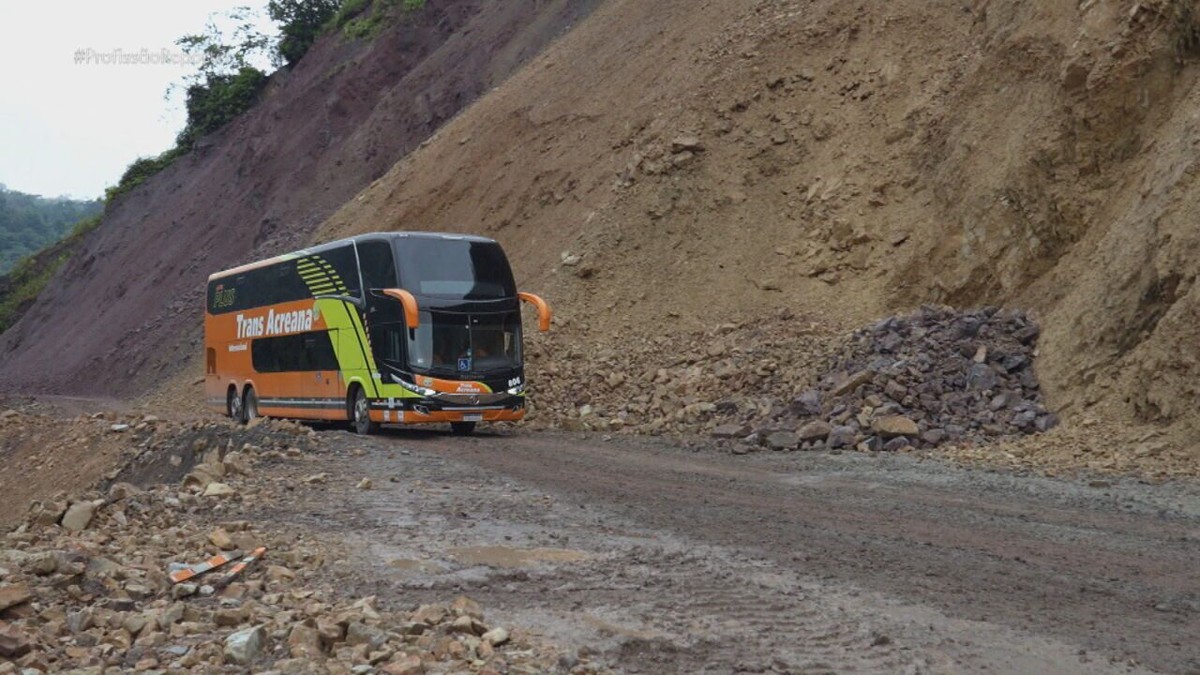 Deslizamento de terra atinge rodovia no Peru e travessia vira desafio na maior viagem de ônibus do mundo; veja VÍDEO