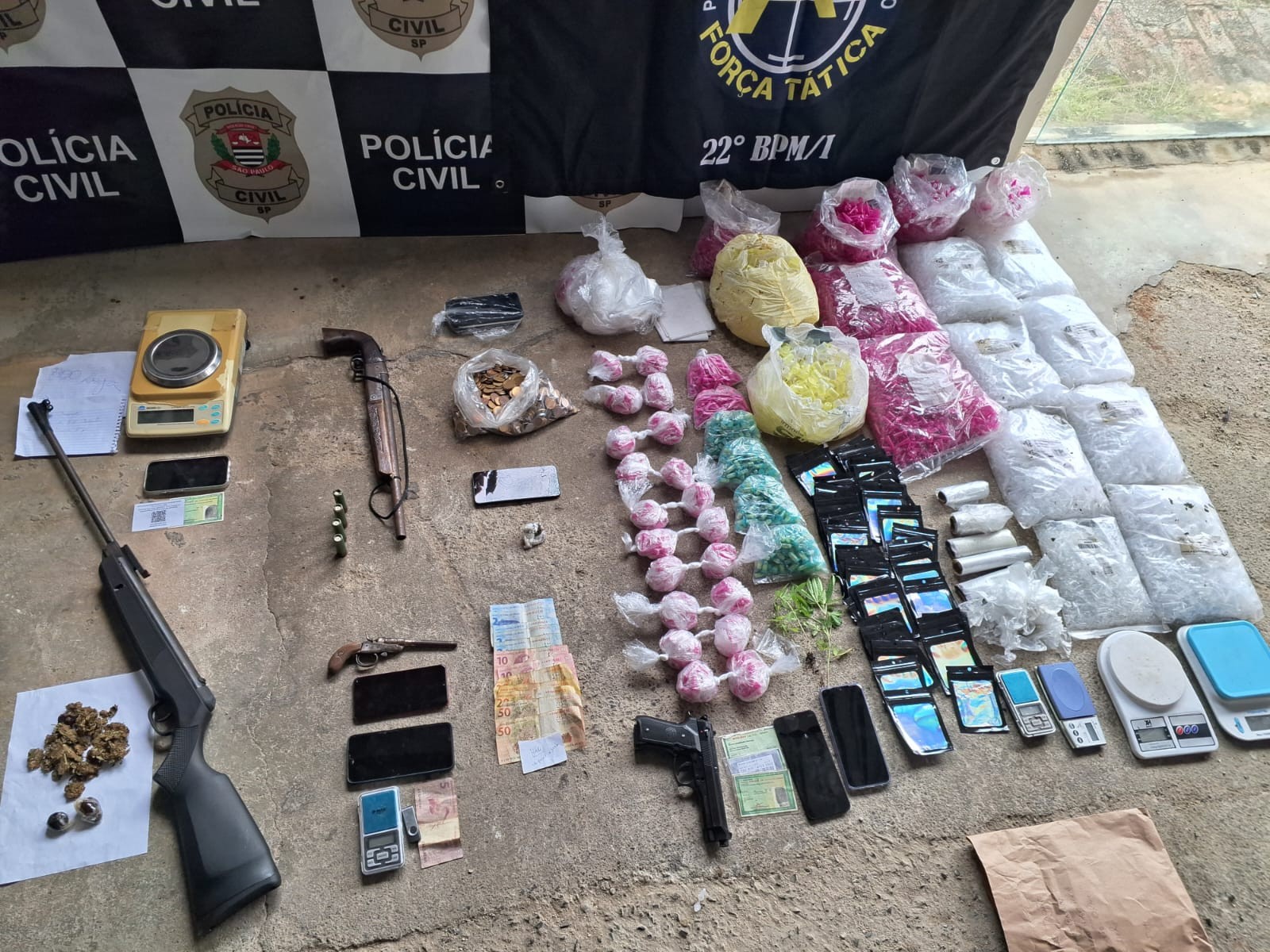 Polícia Civil detém 10 pessoas durante operação contra tráfico de drogas em São Miguel Arcanjo