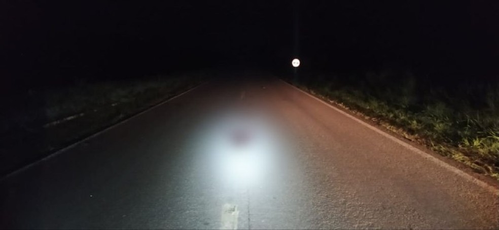 Dois pedestres foram atropelados enquanto circulavam na BR-317, em Brasiléia — Foto: PRF-AC