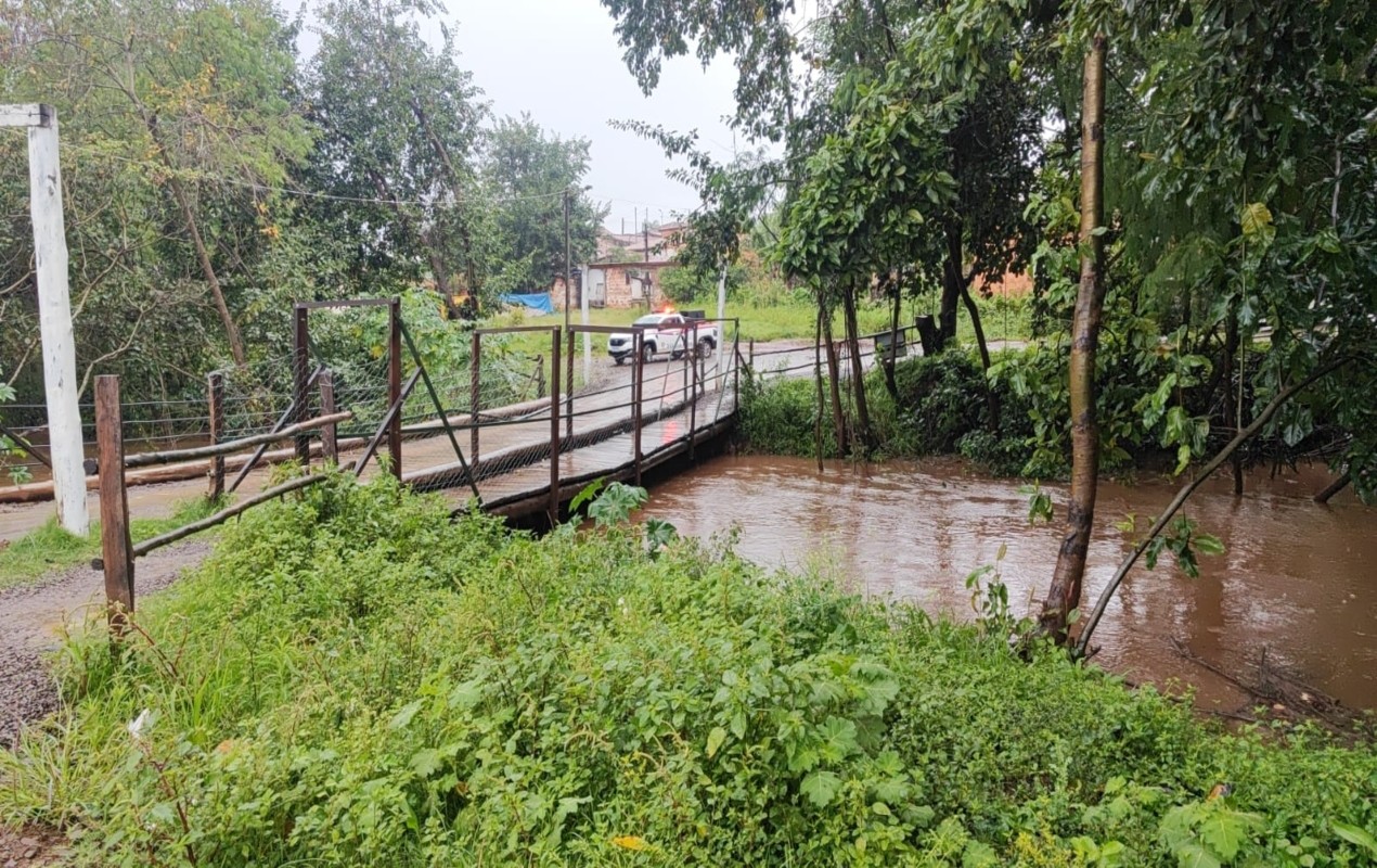 Ponte é interditada temporariamente após chuva elevar nível de rio em Fartura