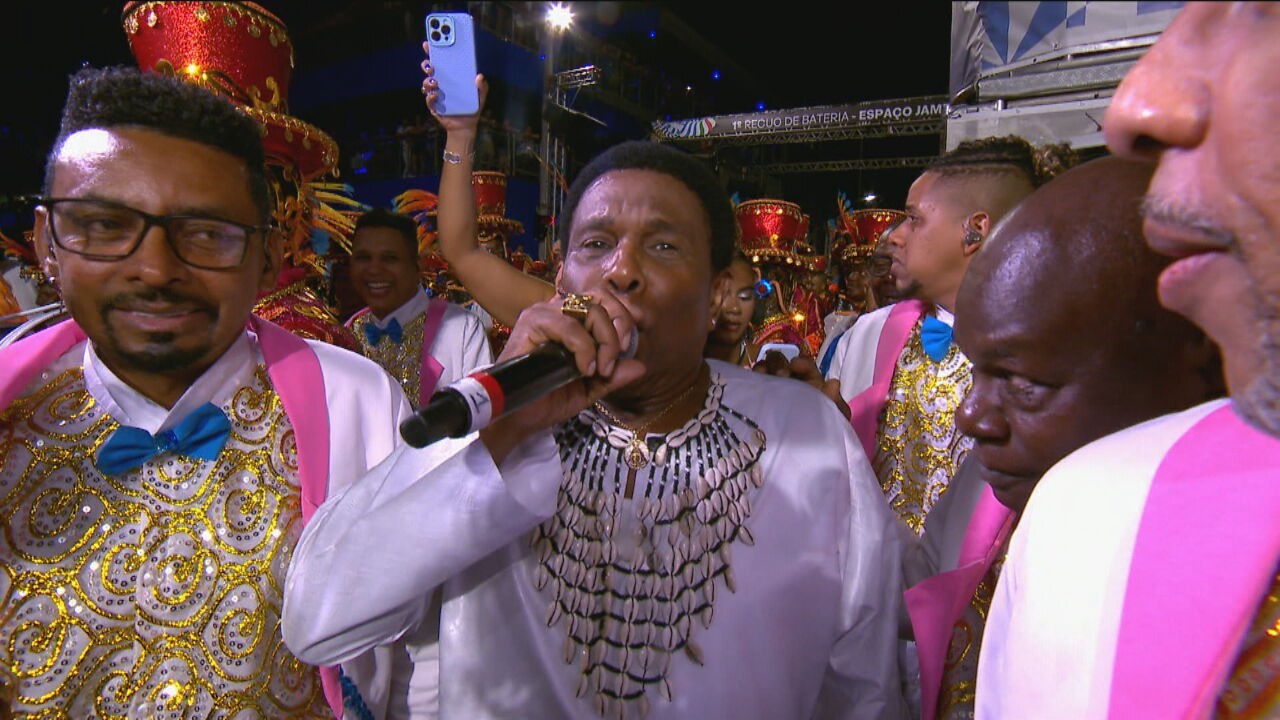 Horas de massagem, jogo na TV e exercÃ­cio de respiraÃ§Ã£o: Como foi o Ãºltimo desfile de Neguinho da Beija Flor