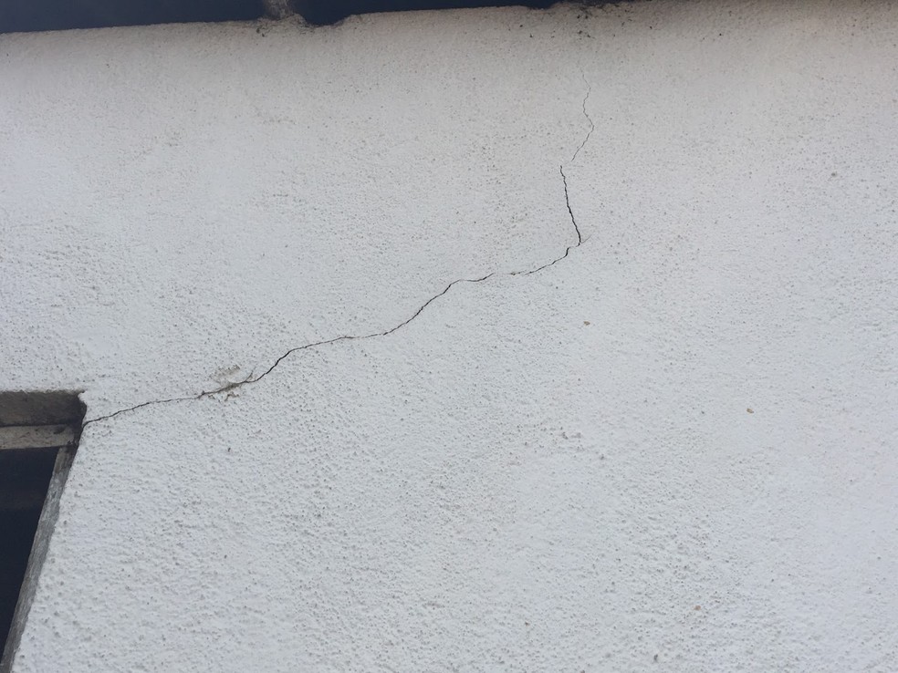 Com tremores constantes, casas têm paredes fissuradas — Foto: LabSis/Divulgação
