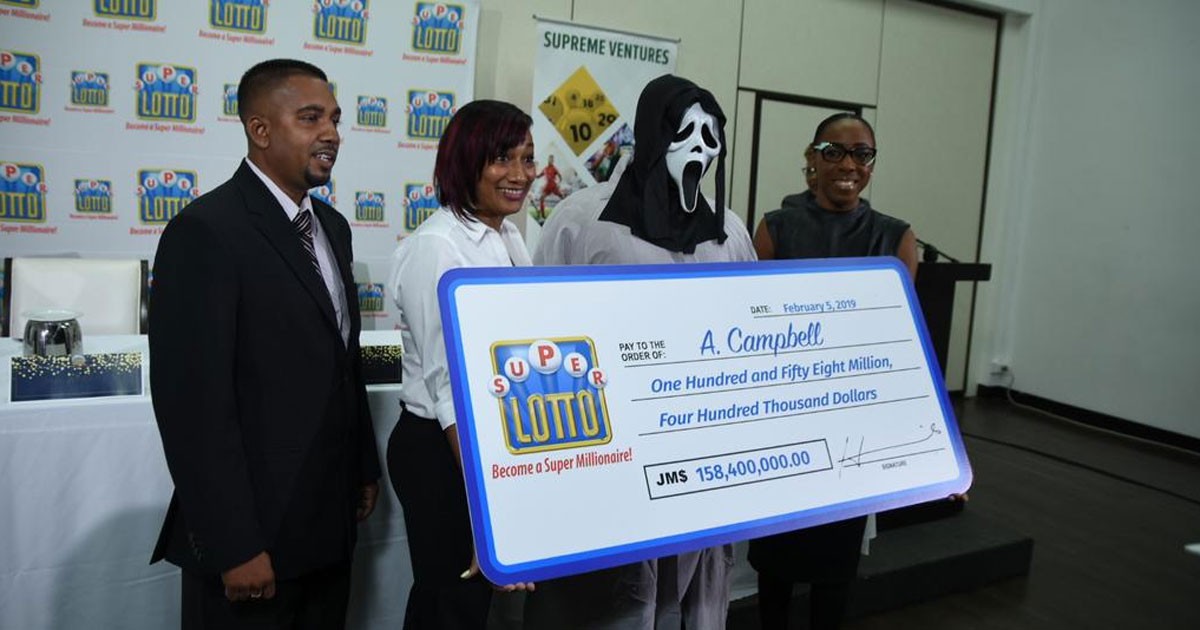 Ganhador de loteria recebe prêmio com máscara do Pânico para não ser identificado na Jamaica