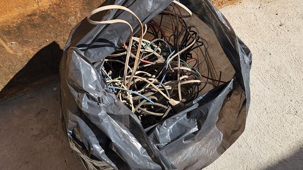 Homem é preso após invadir obra para furtar fios, pular muros na fuga e render idosa com faca em Limeira 