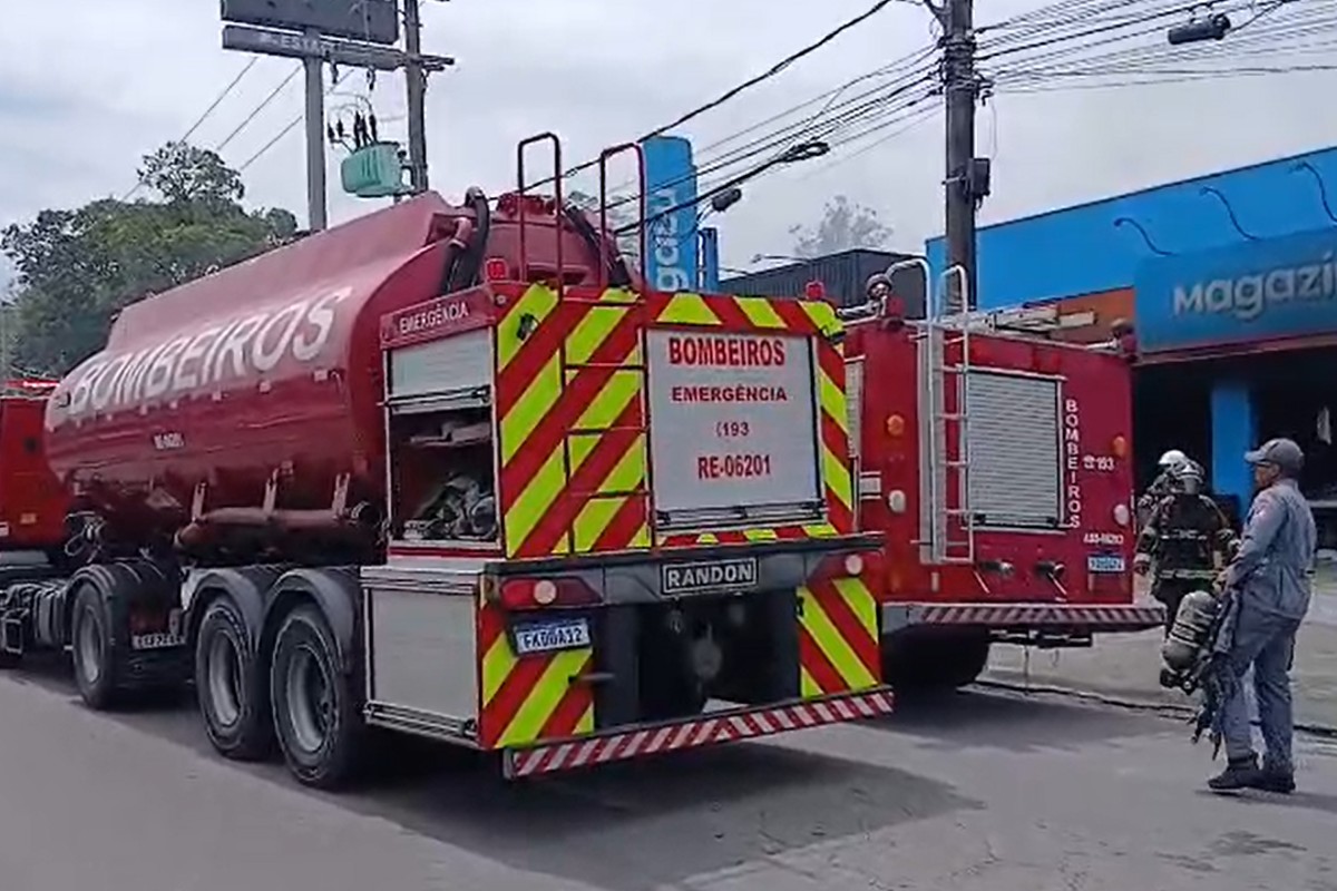 Incêndio atinge loja do Magazine Luiza no litoral de SP; VÍDEO