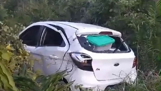 Jovens ficam feridos após serem arremessados em acidente de carro na BR-174 em Pacaraima, no Sul de Roraima