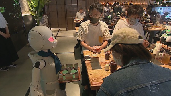 F5 - Humanos - Inspirada por Dia do Garçom, repórter vira funcionária de  restaurante por um dia - 07/08/2013