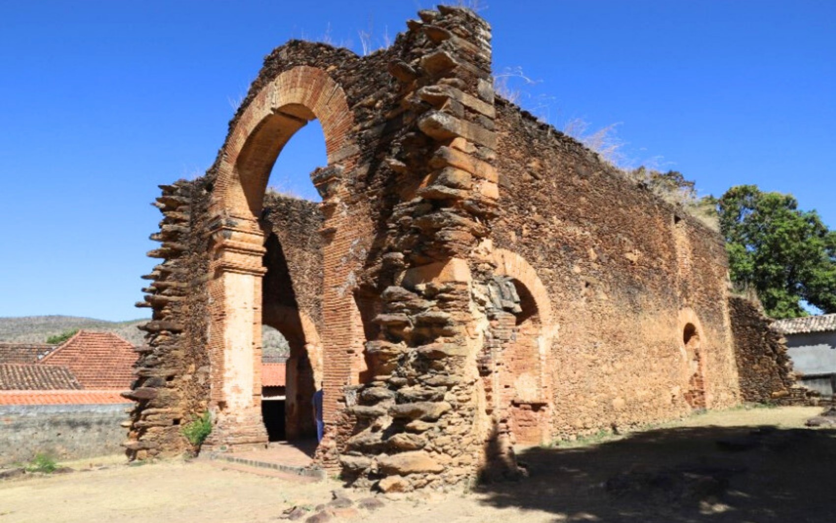 Igreja em pedra construída no período colonial preserva traços únicos no TO