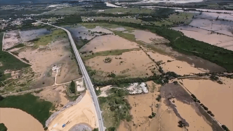 Chuva faz Rio Cricaré subir dois metros, provoca cheia e leva famílias para hotel em São Mateus, no ES 