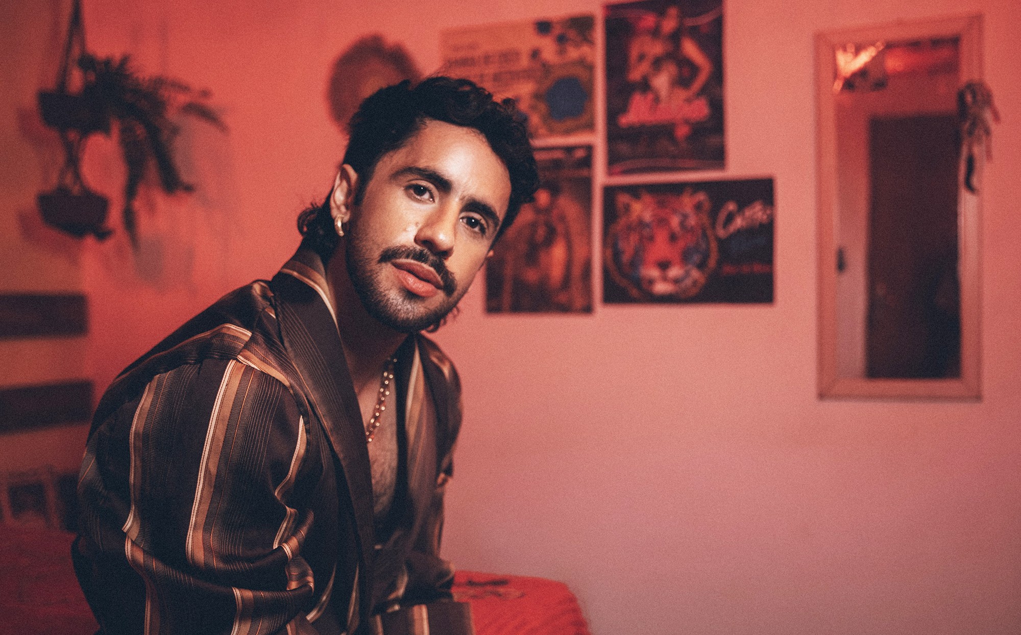 Romero Ferro dilui Cazuza no piseiro, rejeita culpa religiosa com Catto, sofre com Luiz Lins e normaliza os desejos entre joias e bijuterias do álbum 'Ouro'