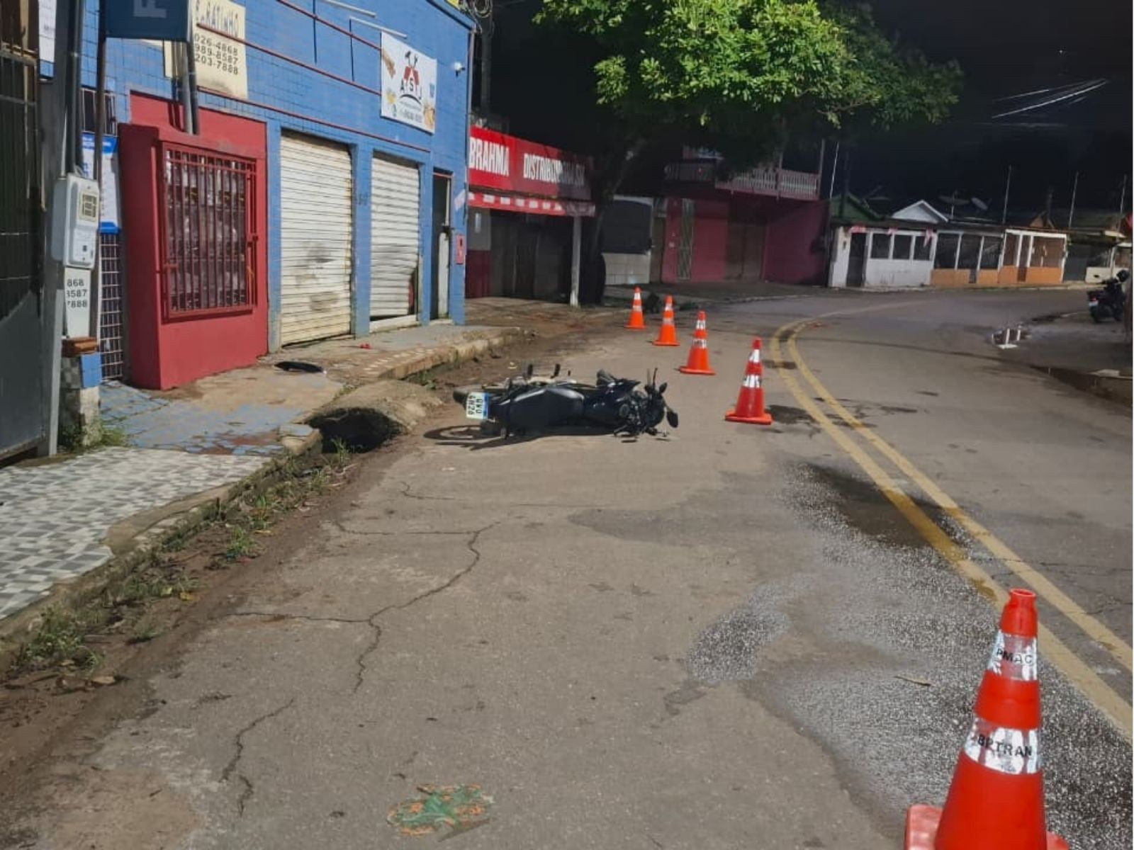 Jovem fica em estado grave ao perder o controle de moto em curva | G1